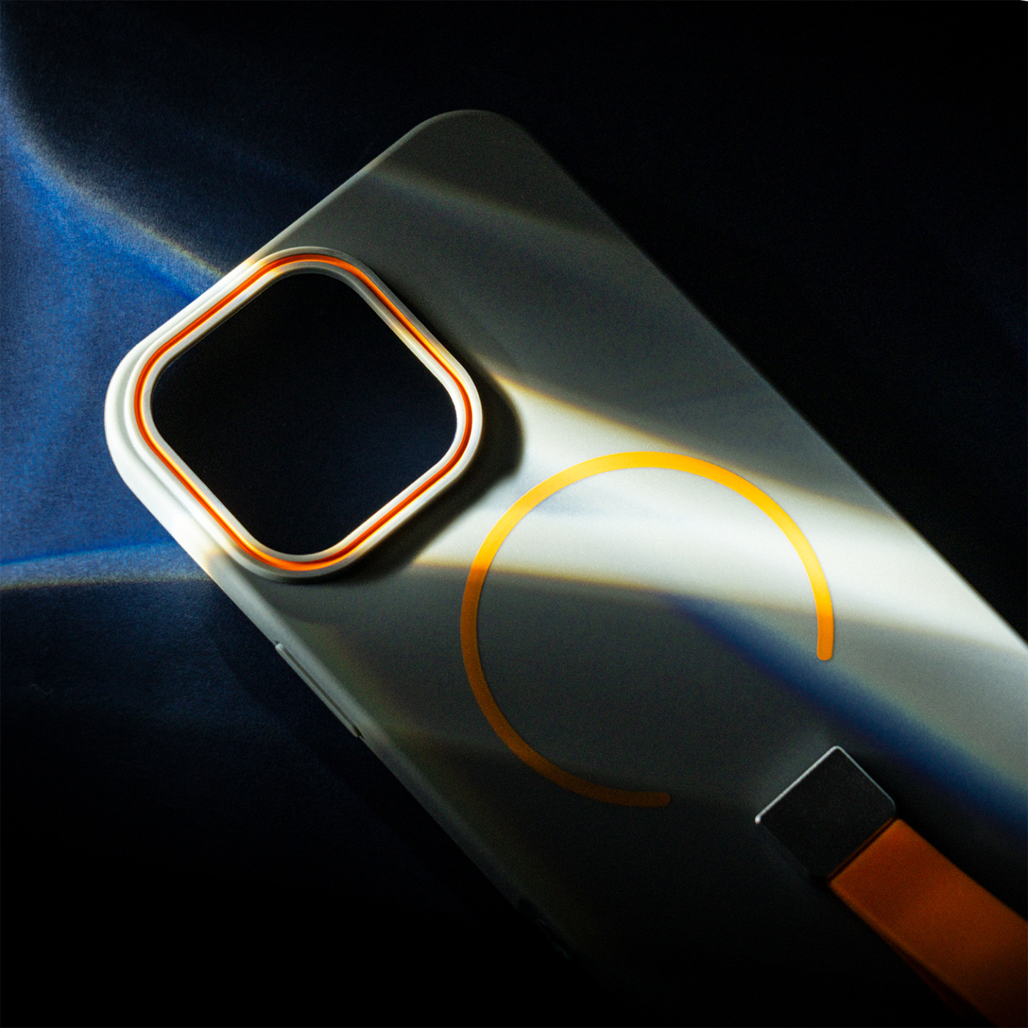 Silikonové pouzdro Apple iPhone 16 Loop Thin Mag šedé s poutkem | PT-MOBIL